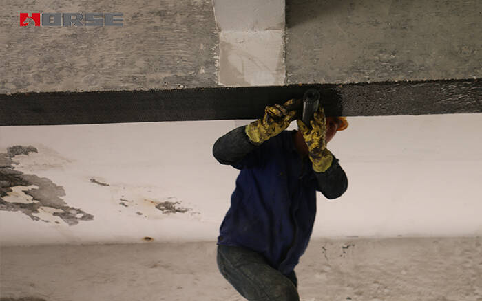 1527497639380832.jpg applying carbon fiber fabric for structural strengthening3.jpg