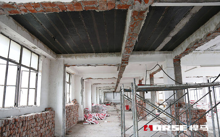 Masonry structure strengthened with carbon fiber fabric Masonry structure strengthened with carbon fiber fabric