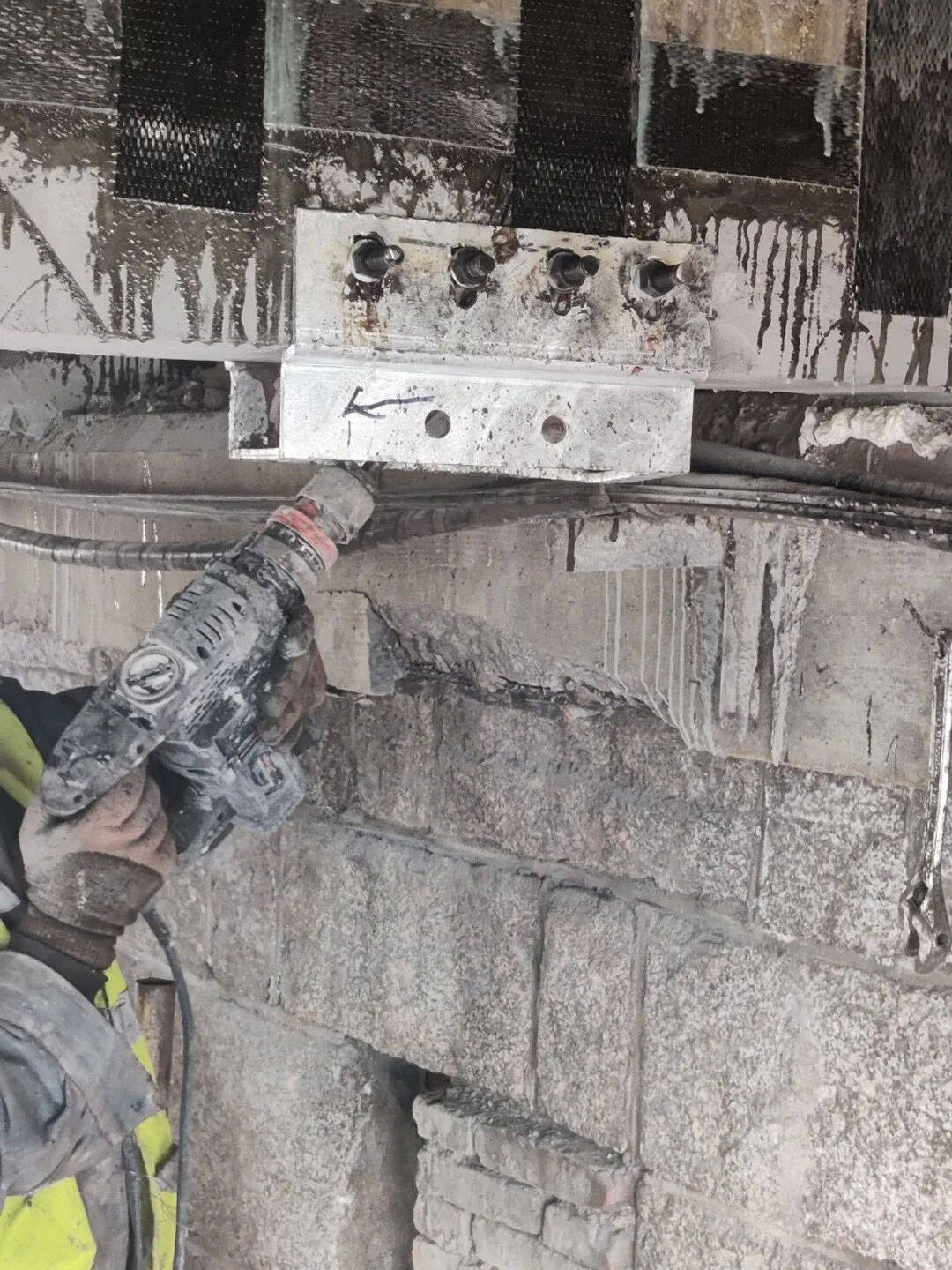 1654680803565750.jpg 钻孔.jpg